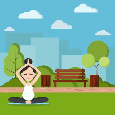 Gülümseyen hamile kadın parkta meditasyon yapıyor ve dinleniyor. Düz çizgi film tarzında gündüz doğa vektör illüstrasyonu. Tahta bank, ağaç ve çalılarla dolu çöp kutusu, patika yolu, parktaki bulutlar..