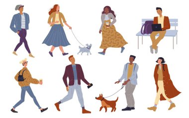 Aktif modern vatandaşın açık hava setinin vektör çizimi. Kadın ve erkek yürüyor, dizüstü bilgisayarla çalışıyor, kahve içiyor, köpek taşıyor, akıllı telefon kullanıyor. Kalabalığın düz çizgi film karakteri tasarımı 