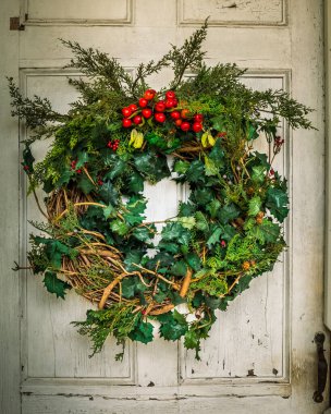 Kırsal Kapıda El Yapımı Noel Çelengi