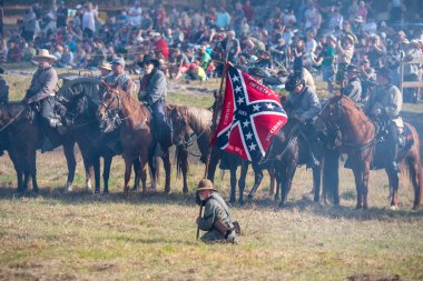 Brooksville, Fl - 18 Ocak 2020: Büyük bir kalabalığın önünde Brooksville, Florida 'daki bir iç savaş canlandırmasında Konfederasyon süvarileri toplandı.