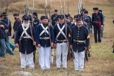 Brooksville, FI - 19 Ocak 2020: Brooksville, Florida 'daki bir savaş canlandırmasında ABD Deniz Piyadelerini canlandıran oyuncular.