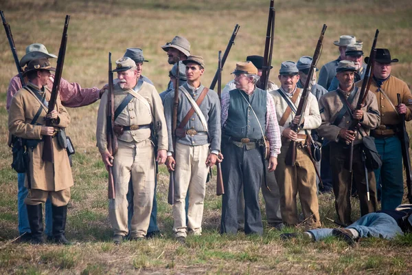 Brooksville, FI - 18 Ocak 2020: Canlandırmacılar Brooksville, Florida 'daki bir iç savaş canlandırması sırasında bir çatışmanın sonunda sıraya girdiler