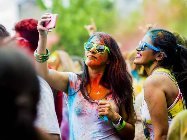 Montreal Canada Agosto 2019 Gente Festeggia Holi Festival Lanciando Polveri — Foto Stock