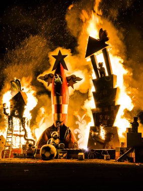 Montreal, Kanada - 10 Ağustos 2019: Montreal 'deki Falla Festivali' nde yanan Lego Heykeli