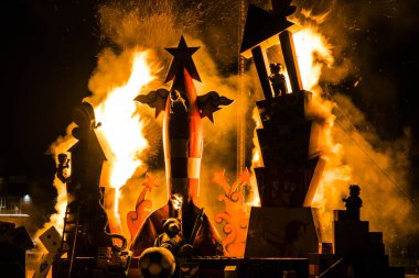 Montreal, Kanada - 10 Ağustos 2019: Montreal 'deki Falla Festivali' nde yanan Lego Heykeli