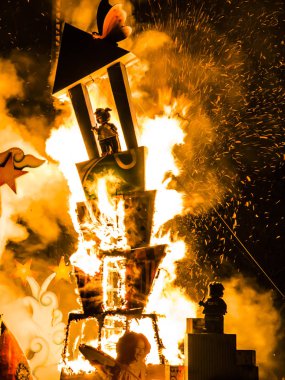Montreal, Kanada - 10 Ağustos 2019: Montreal 'deki Falla Festivali' nde yanan Lego Heykeli
