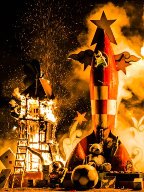 Montreal, Kanada - 10 Ağustos 2019: Montreal 'deki Falla Festivali' nde yanan Lego Heykeli