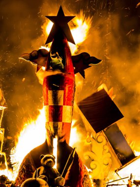 Montreal, Kanada - 10 Ağustos 2019: Montreal 'deki Falla Festivali' nde yanan Lego Heykeli