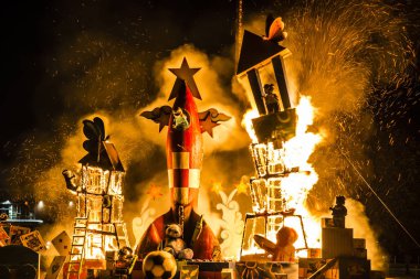 Montreal, Kanada - 10 Ağustos 2019: Montreal 'deki Falla Festivali' nde yanan Lego Heykeli