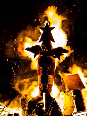 Montreal, Kanada - 10 Ağustos 2019: Montreal 'deki Falla Festivali' nde yanan Lego Heykeli