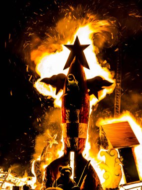 Montreal, Kanada - 10 Ağustos 2019: Montreal 'deki Falla Festivali' nde yanan Lego Heykeli