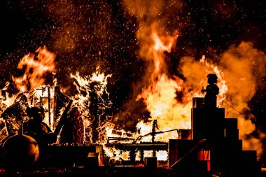 Montreal, Kanada - 10 Ağustos 2019: Montreal 'deki Falla Festivali' nde yanan Lego Heykeli