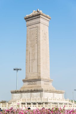 Pekin, Çin - 17 Nisan 2019: Pekin 'deki Tiananmen Meydanı' ndaki Halk Kahramanları Anıtı