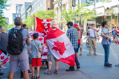Montreal şehir merkezindeki Kanada Günü kutlamalarında