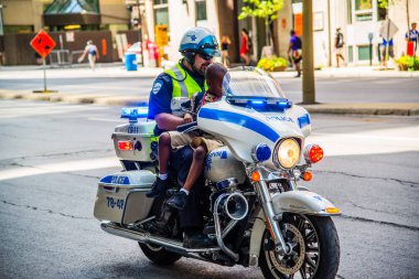 Montreal caddesinde motosikletli bir polis memuru.