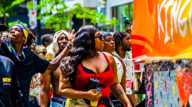 Montreal şehir merkezindeki Karayip geçit töreninde insanlar kutlama yapıyor.