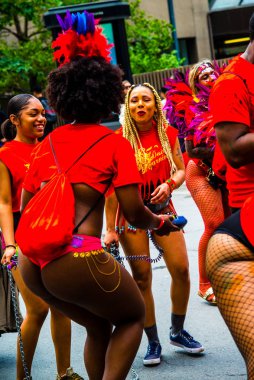 Montreal şehir merkezindeki Karayip geçit töreninde insanlar kutlama yapıyor.