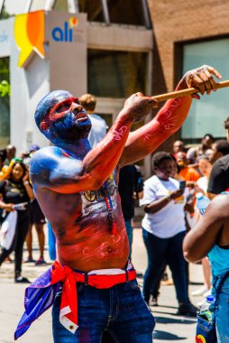 Montreal şehir merkezindeki Karayip geçit töreninde insanlar kutlama yapıyor.