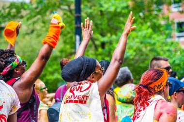 Montreal şehir merkezindeki Karayip geçit töreninde insanlar kutlama yapıyor.