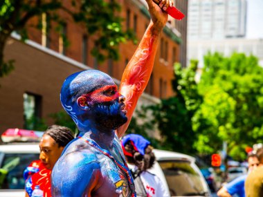 Montreal şehir merkezindeki Karayip geçit töreninde insanlar kutlama yapıyor.