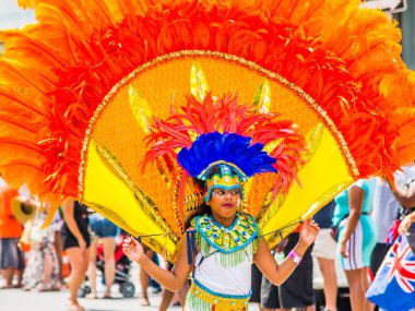 Montreal şehir merkezindeki Karayip geçit töreninde insanlar kutlama yapıyor.
