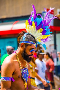 Montreal şehir merkezindeki Karayip geçit töreninde insanlar kutlama yapıyor.