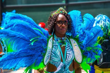 Montreal şehir merkezindeki Karayip geçit töreninde insanlar kutlama yapıyor.