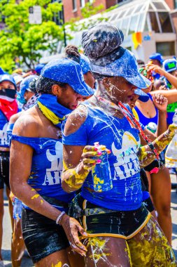 Montreal şehir merkezindeki Karayip geçit töreninde insanlar kutlama yapıyor.