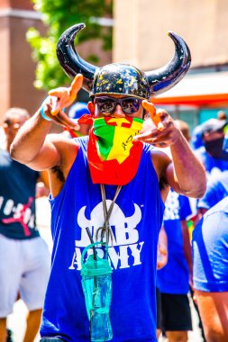 Montreal şehir merkezindeki Karayip geçit töreninde insanlar kutlama yapıyor.