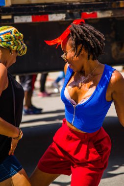 Montreal şehir merkezindeki Karayip geçit töreninde insanlar kutlama yapıyor.