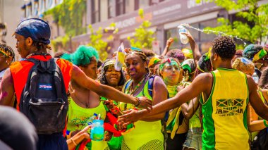 Montreal şehir merkezindeki Karayip geçit töreninde insanlar kutlama yapıyor.