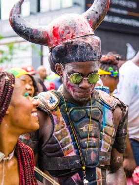 Montreal şehir merkezindeki Karayip geçit töreninde insanlar kutlama yapıyor.