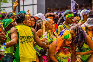 Montreal şehir merkezindeki Karayip geçit töreninde insanlar kutlama yapıyor.