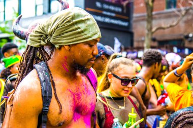 Montreal şehir merkezindeki Karayip geçit töreninde insanlar kutlama yapıyor.