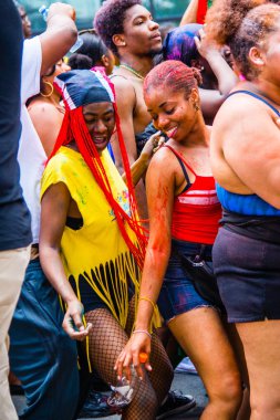 Montreal şehir merkezindeki Karayip geçit töreninde insanlar kutlama yapıyor.