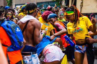 Montreal şehir merkezindeki Karayip geçit töreninde insanlar kutlama yapıyor.