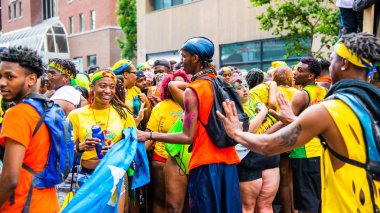 Montreal şehir merkezindeki Karayip geçit töreninde insanlar kutlama yapıyor.
