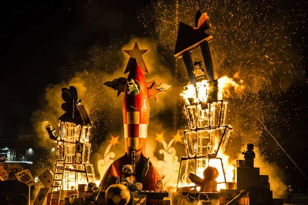 Montreal, Kanada - 10 Ağustos 2019: Montreal 'deki Falla Festivali' nde yanan Lego Heykeli