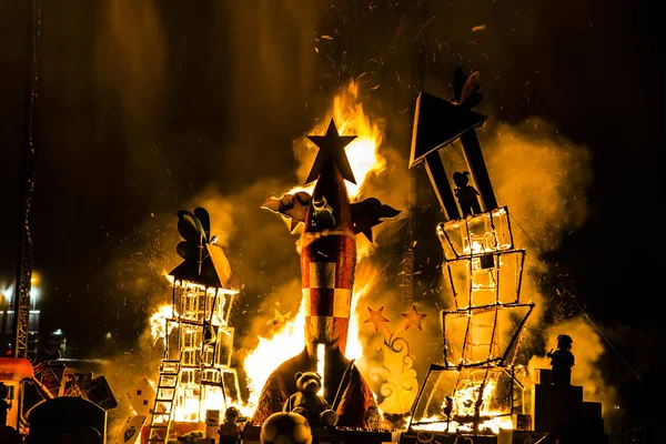 Montreal, Kanada - 10 Ağustos 2019: Montreal 'deki Falla Festivali' nde yanan Lego Heykeli