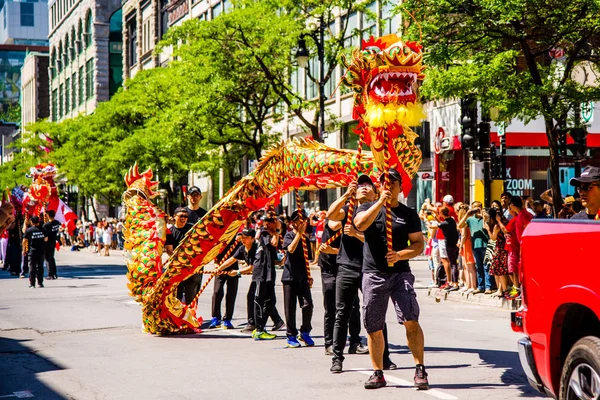 Gente Celebrando Desfile Del Día Canadá Centro Montreal — Foto de Stock