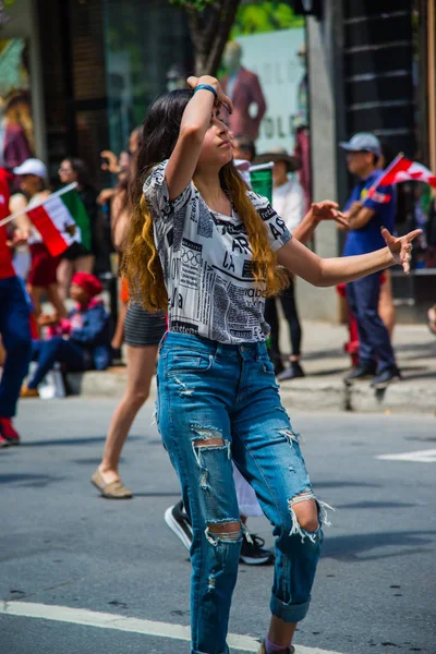 Gente Celebrando Desfile Del Día Canadá Centro Montreal — Foto de Stock