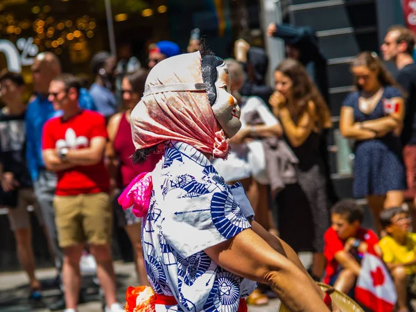 Gente Celebrando Desfile Del Día Canadá Centro Montreal — Foto de Stock