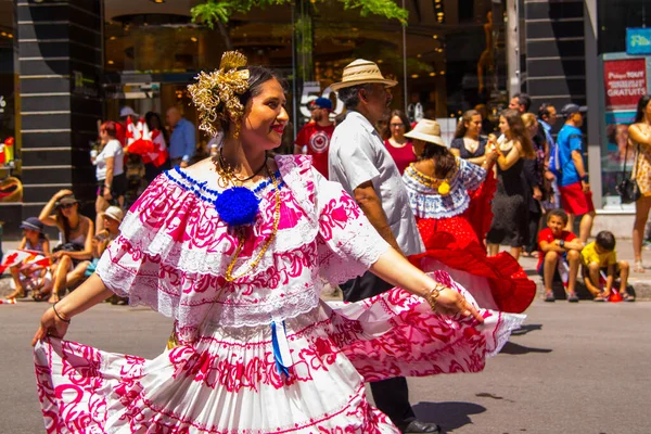 Gente Celebrando Desfile Del Día Canadá Centro Montreal — Foto de Stock