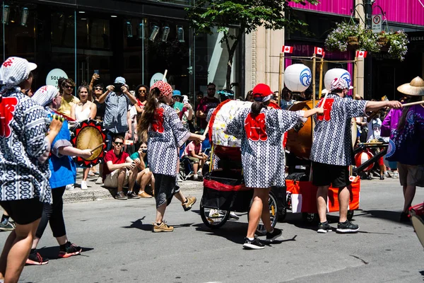 Gente Celebrando Desfile Del Día Canadá Centro Montreal — Foto de Stock