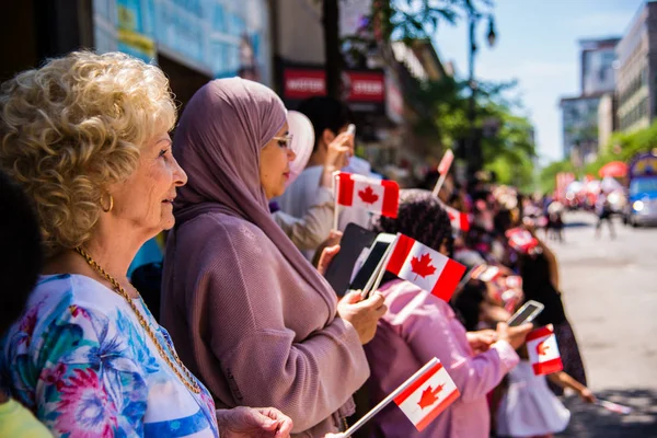 Montreal şehir merkezindeki Kanada Günü kutlamalarında