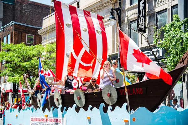 Gente Celebrando Desfile Del Día Canadá Centro Montreal — Foto de Stock