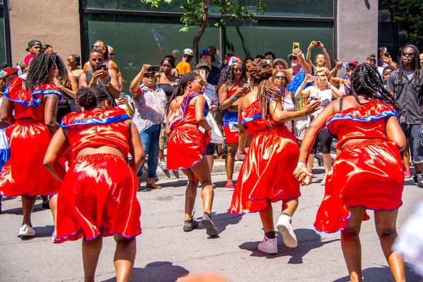 Lidé Slaví Karibiku Průvod Centru Montrealu — Stock fotografie