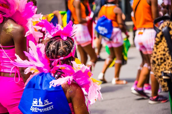 Les Gens Qui Célèbrent Dans Défilé Des Caraïbes Centre Ville — Photo