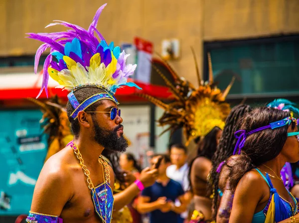 Les Gens Qui Célèbrent Dans Défilé Des Caraïbes Centre Ville — Photo