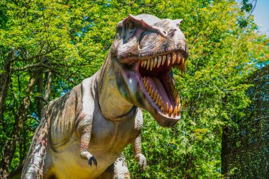 Yaz parkında dinozor heykeli 